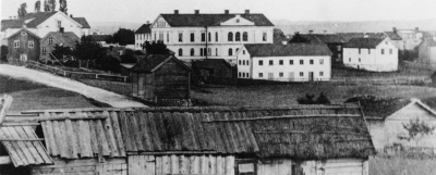 Utsikt från kyrkogården mot stadshotellet troligen vid sekelskiftet? T.E.
Kortet är taget innan 1879 från kullen, på Ringvägen, där Granen och AL skolan ligger. Vägen man ser till vänster är Drottninggatan. Kortet är taget innan 1879 eftersom Villa Mo mellan Elimkapellet och Samrealskolan inte är byggt ännu.
