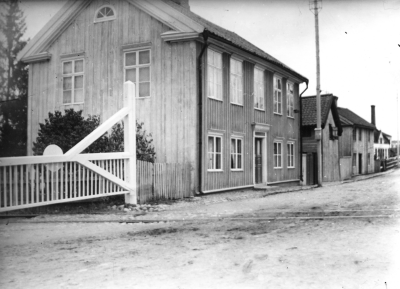 Västra Tullen Stora huset byggdes av Axel Fagerholm. Elverkets skorsten i bakgrunden.   T.E.