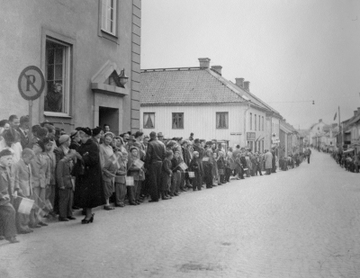 I väntan på kung Gustav VI Adolf.