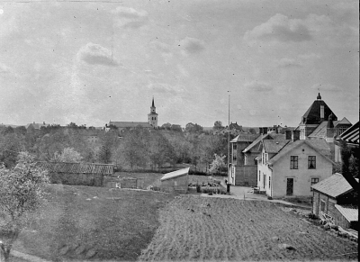 Korsningen Drottninggatan-RingvägenTill höger Samrealskolan, till vänster huset med trapphus är Villevi, i bakgrunden snett bakom kyrkan Kampen nuvarande församlingshemmet.
Bilden sedd från Ringvägen.   T.E