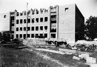Folkskolan bygges, sedan ( Astrid Lindgrens skola ) Skolan togs i bruk 1931