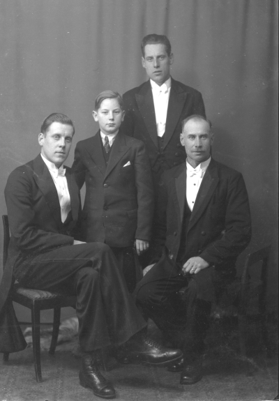 Herr Axel Jansson, med sönerna Harry, Valter och Ingemar
Källsåkra kanske Älåkra



Dok.080612/RS