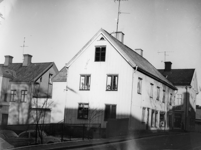 "Kyrkogårdsgatan,  i mitten Värnbergska gården." Thorvald Eriksson
