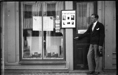 Foto taget vid Lindells fotomagasin på Storgatan 29, bredvid Bergstens leksaksaffär