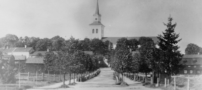 Järnvägsallén, huset till höger är ett garveri, ägare Karlberg. Garveriet försvann på 1930-talet. I stället byggdes garveri och läderfabrik längre ut vid Lillån.