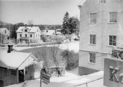 Rudaområdet 1971. Till höger gaveln på Park hotell som revs när Domus byggdes 1971. I förgrunden till höger Einar Karlssons skomakeri. Byggnaderna i bakgrunden är vid Västra Tullportsgatan. Längst bak skymtar samrealskolan. 