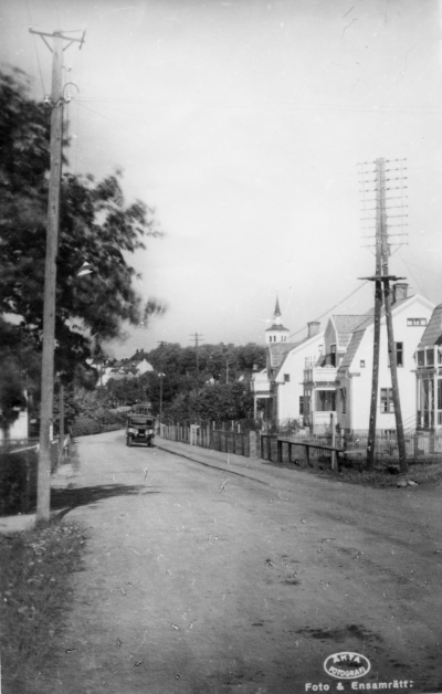 Östra Tullportsgatan Till vänster Teodor Gustavssons hus. Från höger  Axel Franssons o Gustav Flinks hus, Axel Fransson var stensättare och Gustav Flink stenläggare (gatsten). 2. Carl Carlssons (Stadskassör) hus, 3. Sigvard Johansson, (Slaktare) hus. Förrutom att han for runt i bygderna och slaktade, så hade han egen slaktbod på gården.