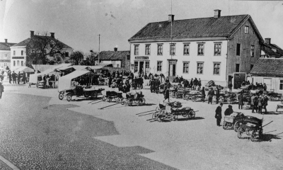Torget
Waerns cafe, ingång mitt på huset. Barkmans affär. På  övervåningen bodde bankdir, Ivar Boberg. Lilla huset till vänster, A.  Bergs tobaksaffär.     