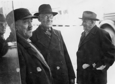 Från vänste  1. John Ek, åkare  2. Gustav Andstedt  3. Axel Almer.    