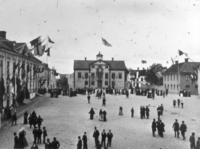 Rådhuset och torget. Troligen pampigt dekorerat inför kungabesöket 1902.