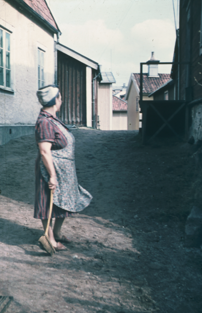 Kvinna med sopborste, Anna Liljeblad. Bodde i huset på
Båtsmansbacken som syns till höger på bilden men nu är rivet.

090415/KG