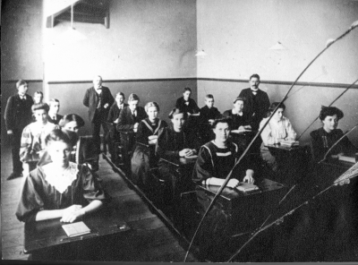 Samrealskolan, 1. Gunnar Trotz Målilla ( fadern järnhandl. ) 2. Axel Karlsson Åbro reste till USA. ( död ) 3. Karin Tidman, 4. Verner Eklund Hagelsrum, 5. Ester Karlsson, Stenklint ( gift Tisell Västervik ( död ), 6. Ella Antoni, 7. Rektor Gustaf Björklund, 8. Martin Höglander son till kyrkoherde Höglander, 9. Robert Karlberg civilingenjör, 10. Lisa Runnqvist, född Winell, 11. Sigrid Karlsson - Stenklint lärarinna ( död ), 12. Olga Andersson Kisa gift Larsson Högsby ( död ), 13. Uno Thörnqvist ( död ), 14. Anton Severin Berglund pappershandlare sedan kamrer på Vimmerby Sparbank, 15. Fröken Karin Strömert Västervik, 16. Edvard Kölgren, 17. Stina Persson adjunkt i Norrköping, 18. Emy Karlsson Tranås.   