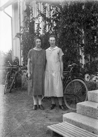 Från vänster: Ellen Jonsson, Pelarnehult gift med Nils Hultqvist från Kaselarp i Pelarne och Ingrid Hansson, Grägarp gift Nilsson, Brofall.