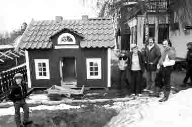 Sagobyn börjar byggas
Katthult inspekteras av bl a Andreas Jalminger, Astrid Lindgren, Rein Soowik på gården till Rein Soowiks hus på Drottninggatan