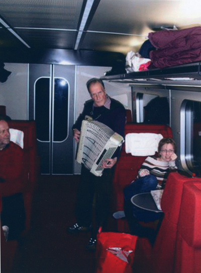 Allan Jonssons egen dokumentation: " År 2003 då jag  spelade på en av järnvägan, anordnad julresa till Stockholm."