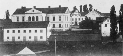 Hotellet med annexet.  Rådhuset  Apoteksgård Berling.  T.E.
Från kyrkogården innan polishuset byggdes