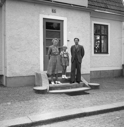 Målare Axel Pettersson med Fru Ingegerd ( född Wettermark ) och fostersonen Raino ( född i Finland ). 

Dok.110210/KG