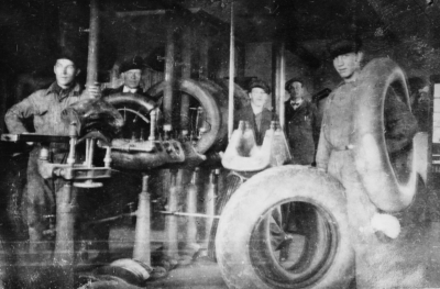 Oscar Leanders Gummiverkstad Sevedegatan. Från vänster 1. Ivar Johansson, Lagerbiträde Göta Lantmän 2. Einar Larsson, Stadsmontör  3. Valter Berggren, Bryggeriarbetare  4. Erik Kask, Åkeriägare  5. Ejnar Magnusson, flyttade sedan till Mariannelund.