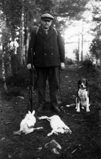 Johan Adolfsson Vimmerby, född 1875 med hunden Saga. Han var vaktmästare på biografen Pathé, samt arbetade också på Karlbergs Garveri,sedan Vimmerby Läderfabrik. Hade också taxibil med anställd chaufför