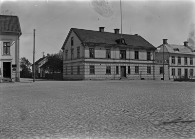 Gamla tingshuset vid torget. Senare Epa, Sandströms bl a på platsen.