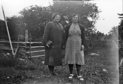 Hilda Johansson till höger Rumskulla