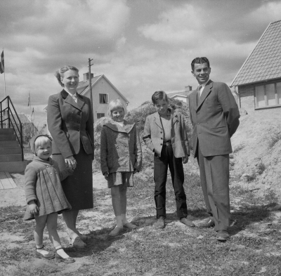 Stig Anemyr med familj
Fru Inga 
Barnen Barbro Yvonne ?

Dok.111021/KG