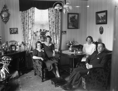 Agnes och Ernst Gustavsson specerihandlare med döttrana Siv ( gift med Gunnar Johansson, specerihandlare på Drottninggatan ) och Berit ( gift Gustavsson i Göteborg ) 
