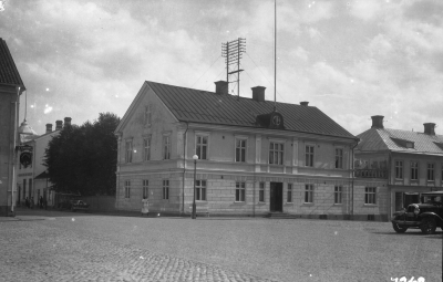 Torget Vimmerby Gamla Tingshuset med den fina balkongen
(Till höger apoteksfastigheten)


Dok.070711/RS