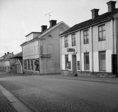 Storgatan
- Rosins pappershandel -

Huset till höger byggt 1822. Det lilla huset med gaveln åt gatan ( cykelverkstad ), klarade sig vid branden 1821. Alla hus öster om det och kring torget brann ned.   T.E.

Dok.110414/KG

