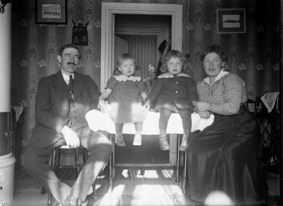 Elof Karlsson,  Jenny Karlsson f Lindberg,  Dotter Karin Karlsson,  Birgit Svensson.        U.F.