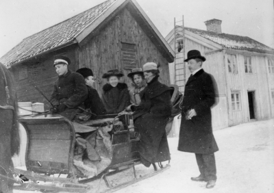 Västra Tullen Storgatan "Pottaska-stugan" till höger. 
2. Otto Winell 5. Edith Westberg  6. Manne Dunge. 