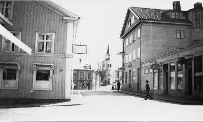 Stora huset till höger inrymde den nya Konsumbutiken som invigdes omkring 1930. I delen mot Kyrkogårdsgatan låg en leksaksaffär och Pettersons charkuteriaffär. (Bildid. 18767)