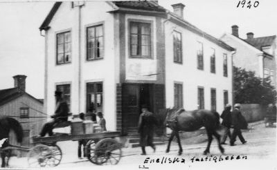 Hörnet av Järnvägsallén och Storgatan ägare Enells Vinkeltomta sedan Vimmerby Tidning Huset kallades Selma Nisses Selma Nilsson hade sybehörsaffär i hörnet.   T.E..