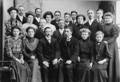 Föreningen Heimdahl
Stående från vänster: Hildur Johansson, Johan Adolfsson, Ingegerd Wettermark, Otto Elg, David Karlsberg, ?, Hugo Jonsson, ?, ?, Ivar Wettermark, ?, ?, Eskil Johansson, ?. Sittande från vänster: Ingrid Elg, Edla Forsberg, Varvén, Arvid Hallberg, Alice Wettermark, Hulda Blomkvist.