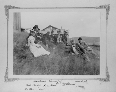 Fröken Wermelius, länsman Nyström, doktor Andrén, fru G. Forslund, pastor Thorelli, fröken Thorelli, doktor Forsblad och Sia Hult "Dora",  O. Hult.        