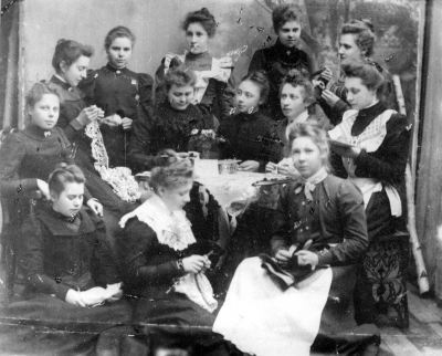 1. Ada Rudell hade modeaffär i staden ( dog i spanska sjukan 1918 )  2. Emy Winell  3. Ingeborg Forsell  4. Ingeborg Frösberg  5.Hanna Winell  6. Fru Schultz  7. ?  8. Sigrid Walberg  9. Alfhild Hedström  10. Anna Rydberg, lärarinna ( bodde hos Hedströms ) 11. Ottilia Rudell hade modeaffär i staden  12. Hedvig Forsell  13. Ingrid Forsell.  