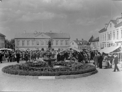 Torget.
Troligen marknadsdag