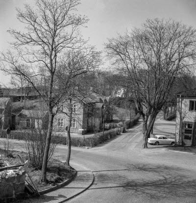 Kyrkogårdsgatan / Rönnbärsgatan

Dok.110511/KG

Kyrkogårdsgatan 1960-talet Brandstation till höger I mitten Sadelmakare Oscar Johanssons (f.d. Wistrands) och kamrer Gustaf Jonssons hus Till vänster Rundkvists begravningsbyrå. T.E.

Första huset rakt fram benämndes Wistrandska huset. Sadelmakare Oscar Johansson ägare. För länge sedan, i början på 1900-talet och troligen fram till 1940-talet, samlades begravningsgäster utanför denna fastighet, för att gemensamt tåga upp till kyrkogården. Huset bakom ägdes av kamrer Gustaf Jonsson, Götabanken. Båda fastigheterna rivna.  Till höger brandstation, till vänster syns lite av  gaveln till Rundkvists begravningsbyrå. 