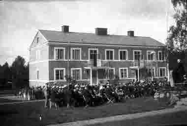 Förmodligen invigning av ålderdomshemmet på Drottninggatan, som senare kom att bli Gullvivans förskola. Fotot taget från innergården