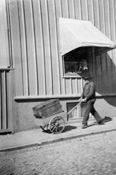 Phil, diversejobbare, frälsningssoldat. 