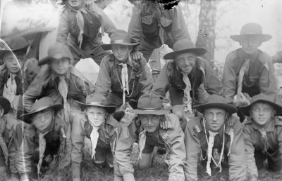 Scouterna
1 Robert Wallin, bank. 2  3 Jarl Prom, borgm. Vänersborg 4 Gösta Envall, kyrkoh. 5 Peterson, Tuna 6 Oskar Bom 7 Helge Nestor 8 Torsten Olson, Lönneberga ?, stins 9 Lindell, Tuna 10 Janne Nilsson   T.E.