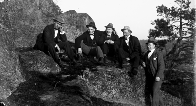 Fem studerande herrar.