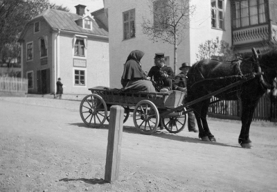 Korpral Blom med Fru på Järnvägsgatan.   Orginalbild  Foto: Stockholms stadsarkiv.  