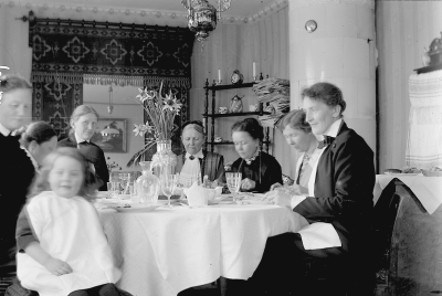 Bjudning hos Anna Tisell på Solliden ( andra våningen )
från vänster: Sigrid Tisell, ? , Greta Gröndahl, Göta Tisell, Beda Forsell, Gertrud Fröberg, Ingrid Forsell, Anna Tisell

Sigrid, Göta och Anna Tisell är syskon