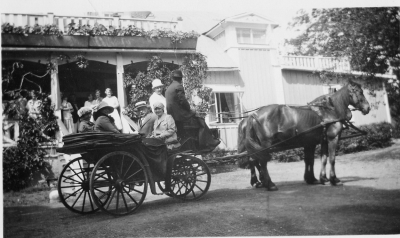 Ytternora gården , på väg till stora Husby kyrka
Fröknarna Wahlkvist, Jönsson och Ahlborg, Doktor Lundgren, Wahlberg

Dok.090630/SJ
