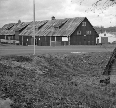 Rönnbärsgatan

Dok.110512/KG

F.d. Per Johan Anderssons ladugård vid Rönnbärsgatan nu ägare Runar Carlenskog som driver husfabrik där och i verkstaden bakom ladugården. T.E.
