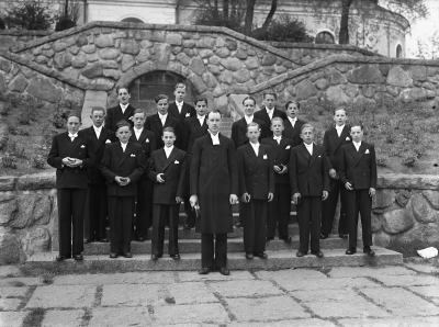 Konfirmation 1946
Nedre trappan: Magnusson, Axelsson, Larsén, Fall, ?, ?, Tage Johansson
2:a ?, Lagerström, Rolf Stjärnström
Över raden: Lennart Danielsson, Sven Persson, Bert Thörn, Severt Berggren, Lasse Karlsson