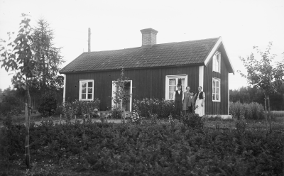 Skräddare Johan Emil Flender 1874-1951  
Iris Lindberg  f  Flender 1904-1998  
Olof Flender 1909-1995  
Fanny Flender 1873-1953  
Skogslund Trekanten V-by           U.F.