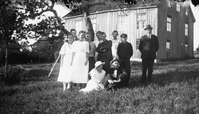 1. Ingrid Nilsson, 2. Nils Nilsson, (Fasnefall, Pelarne), 3. Ingeborg Hallberg gift Nilsson, 4. Mia Hansson, 7. Ingrid Hansson gift Nilsson, 8. Henrik Hansson, 9. Tore Hansson, 10. Irene Jonsson gift Pettersson, 11. Zante Hansson.