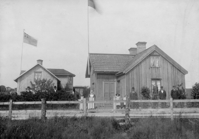 Östra Tullportsgatan Fr.v. Karl Fransson, virkesmätare, far till Harry och Frasse som ägde frisersalong. Huset kallades för "Klocka" Se unionsflaggan! Huset är nu rivet.